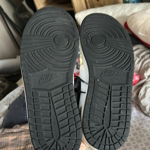 Jordan Mid SE in Metallic Gold and Black - 12 - Picture 4 of 6